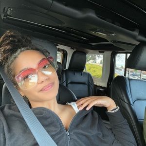 Meet your Posher, Nia